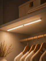 Fita LED com Sensor de Movimento – Recarregável USB, Brilho Ajustável, Sem Fio, para Guarda-Roupa e Quarto