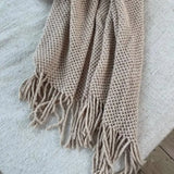 Manta Tricô Boho com Franjas – 100% Acrílico, Leve e Macia, para Sofá, Cama e Decoração