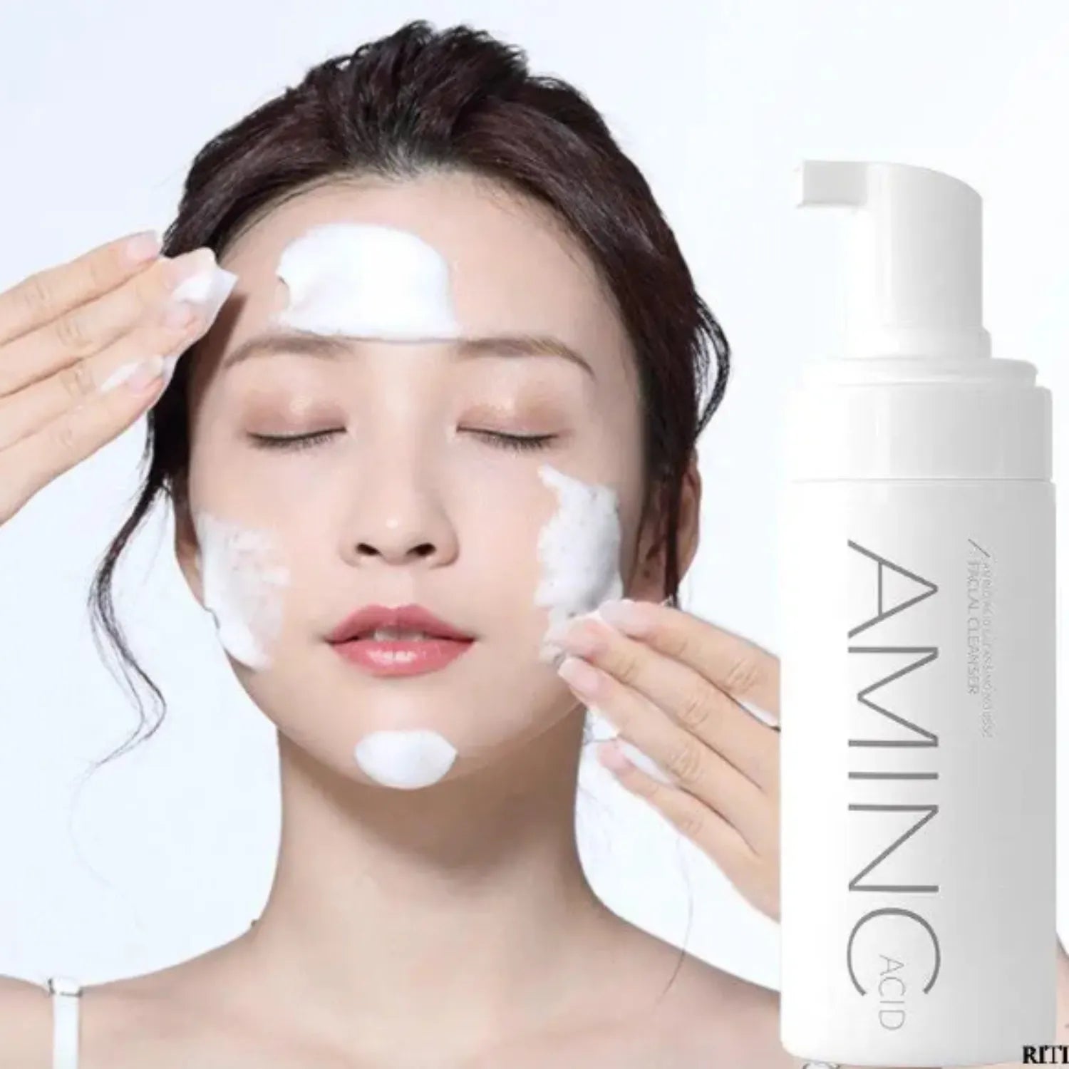 Brightening facial cleanser with Niacinamide to control excess oil and shine.